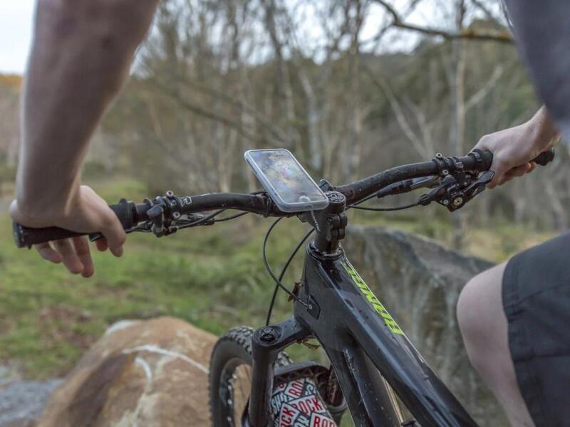 Poncho QUAD LOCK con protección contra la intemperie – iPhone 14 Pro Max - Imagen 3